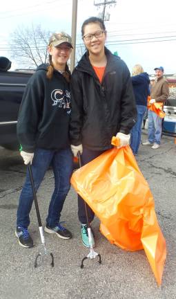 Many hands made light(hearted) work Student volunteers (Photo by Frances Ruth Harris)