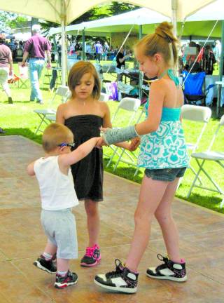 Great American Weekend brings on the crowds Little brother Joey “Jo-Jo” gets in on the act with sisters Kaitelyn, 10 and Jennifer Diana, 7.