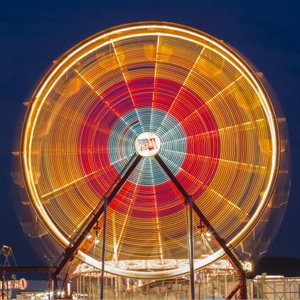 8 ways to photograph a ferris wheel A several second exposure of the ferris wheel as it moved.