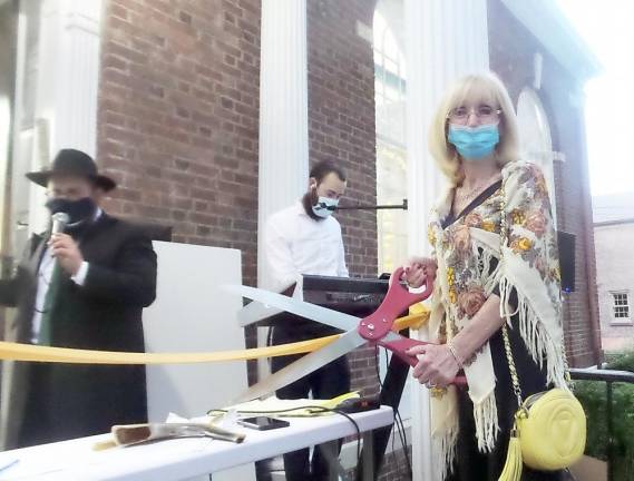 Diane Greenwood cuts the ribbon, officially opening Chabad of Orange County's first free-standing synagogue.