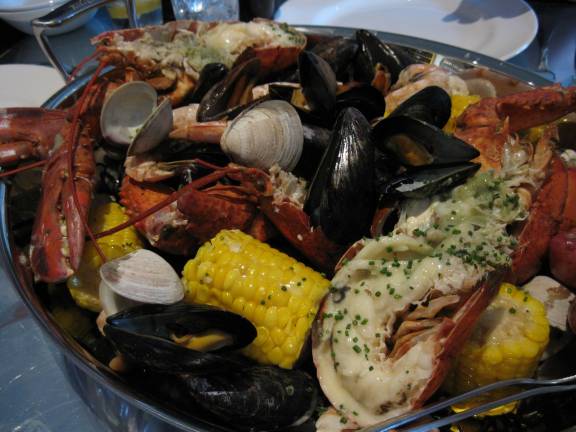 A traditional clambake (By inuyaki.com-Wikipedia Commons)