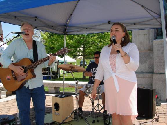 Fresh is back Evan Teatum and Emma Jorgensen entertain shoppers (Photo by Geri Corey)