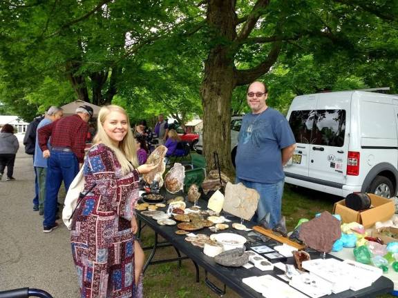 Gold fever strikes Museum Village Julie Heale of West Milford, N.J., with vendor Derrick Yoost (Photo by Ginny Privitar)