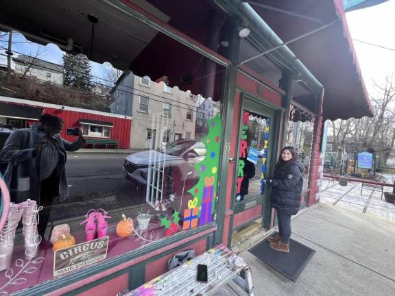 Chester Academy students decorate local shops with holiday scenes