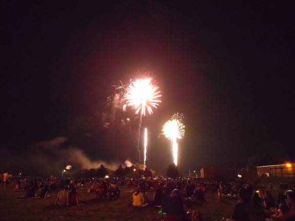 Chester’s 2013 Independence Day fireworks show delights "The bombs bursting in air" light up the night sky at the 2013 Chester 4th of July fireworks display.
