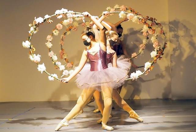 Fourteen pieces, including ballet, modern and jazz, were danced onstage in the school’s theater.