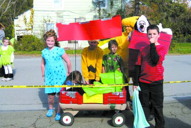 More than 400 turn out for Halloween bash The Peanuts Gang Chester, Emma Boardman, 9, as Sally, and the Grecos: CC Greco, 4 as Lucy in wagon, Drew 10, as Charlie Brown, Alex 8, as Pigpen, Nicole Greco as Woodstock, Kristi as Snoopy and Cole Greco 10, as Linus. (Photos by Ginny Privitar)