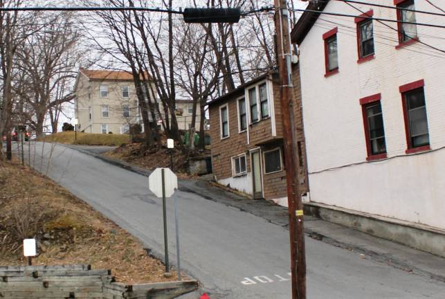 Gun not prominent in Chester lockdown Jared Totten was on the bottom floor of the yellow three-story on the right side of Bank Street, pictured, at the top of the hill. Bank Street ends at village hall and the police station. (Pamela Chergotis)