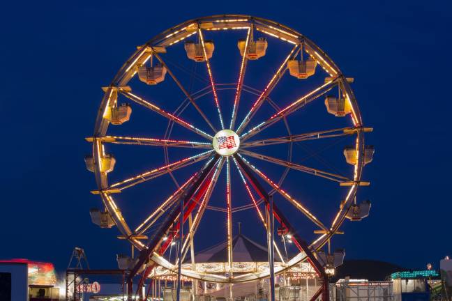 8 ways to photograph a ferris wheel The ferris wheel standing still.