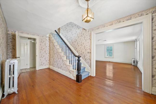 Woodside estate listed for $1.25 million