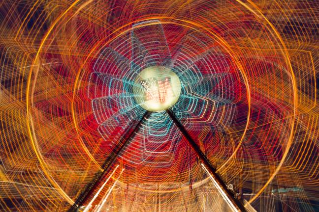 8 ways to photograph a ferris wheel Several-second exposure of the ferris wheel while zooming the lens in and out a couple of times. Looks like the old-fashioned spirograph.
