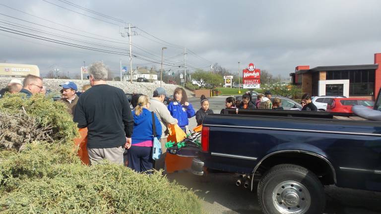 Many hands made light(hearted) work Volunteers pick up supplies (Photo by Frances Ruth Harris)