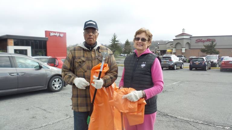 Many hands made light(hearted) work Volunteers are ready to spruce-up Chester! (Photo by Frances Ruth Harris)