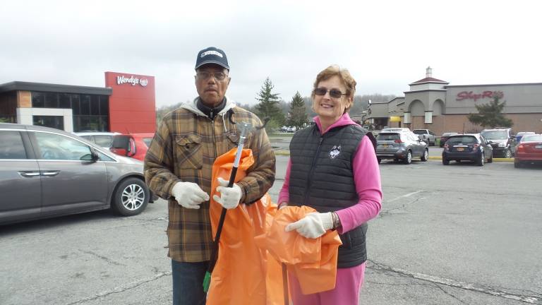 Volunteers are ready to spruce-up Chester! (Photo by Frances Ruth Harris)