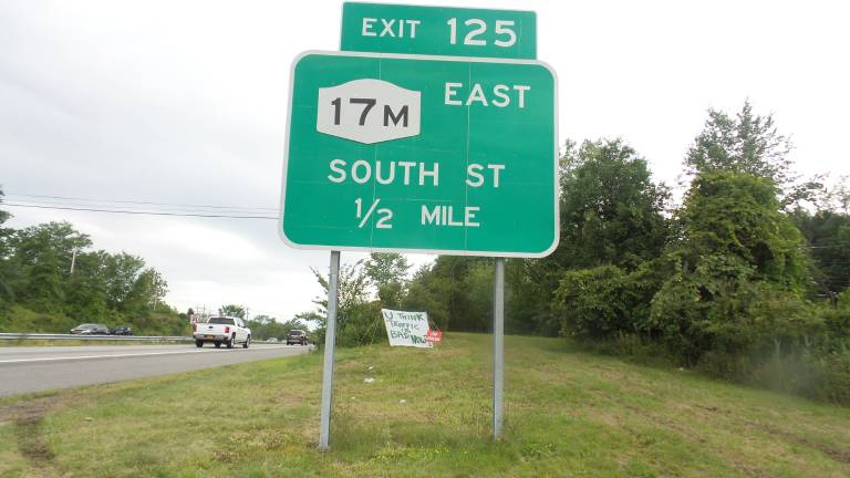 Legoland proposes new traffic solution A Stop Legoland sign between Route 17M and Route 17 near Exit 125 in Goshen reads: “U THINK TRAFFIC IS BAD NOW?” (Photo by Frances Ruth Harris)