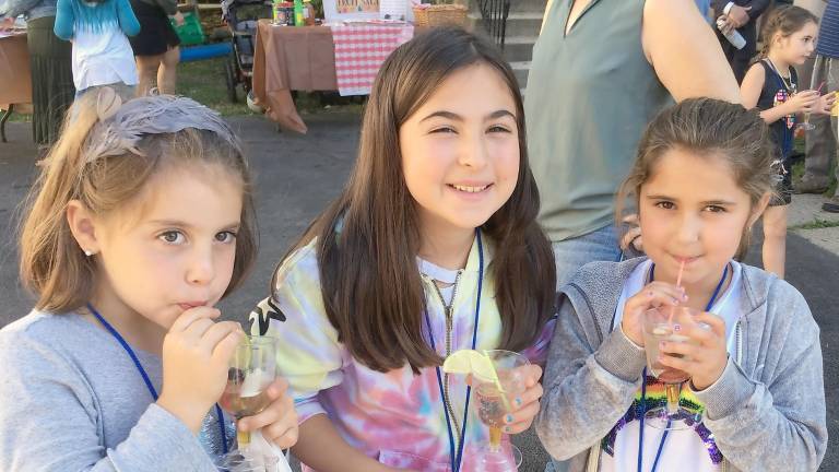 Chabad kids raise an apple mocktini to a sweet new year Chabad kids raise an apple mocktini to a sweet new year