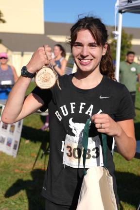 Women’s winner Dana Lynch of Middletown with her winner’s handcrafted wooden medallion.