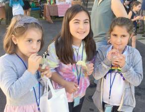 Chaiky, Emma, and Leah with their apple mocktinis at the Rosh Hashanah farmers market in Goshen run by Rabbi Meir and Rivkie Borenstein of Chabad of Orange County