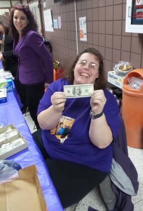 Gina Sleight with a $100 bill profit (Photo by Frances Ruth Harris)