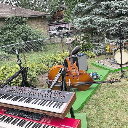 Neil Alexander’s yard in Newburgh featured the music of Eric Person, Dean Sharp, Robert Kopec and Neil Alexander.