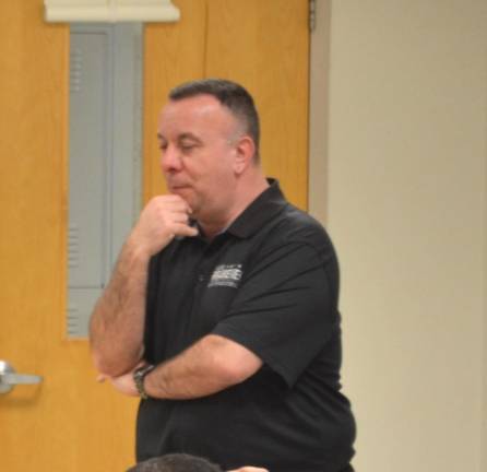 Assemblyman Brabenec takes questions from Chester Academy students.