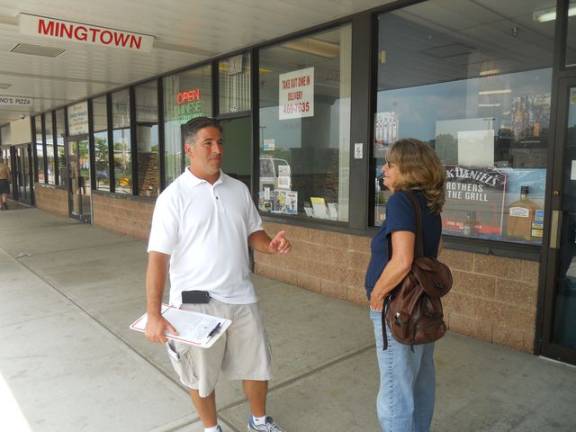 Scott Smith, an independent candidate for Congress from Goshen, chats with Pine Bush resident Margaret Engelsen outside the ShopRite plaza in Chester while collecting signatures to run against U.S. Rep. Sean Patrick Maloney. (Photo by Nathan Mayberg)