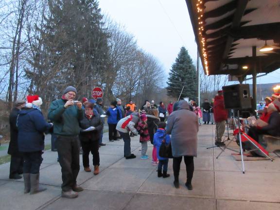 The crowd lines up to hear the Song of the Valley Sweet Adelines sing (Photo by Ginny Privitar)