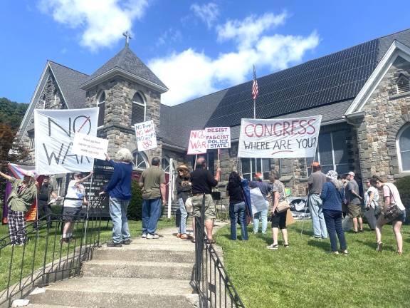 Tri-state residents rally to say no to war