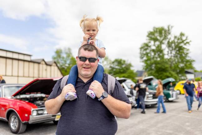 Eddie Kearns carries his daughter Savannah, 2, on his shoulders during the 2023 Goshen Car Show. Photos by Sammie Finch