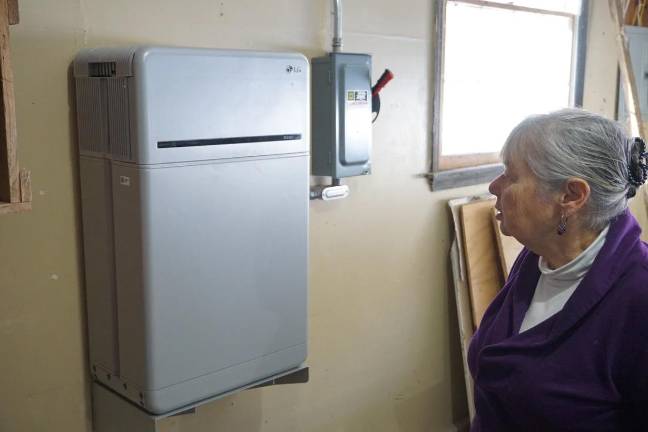 Julia Calderon’s battery is connected to hundreds of others in a network known as a virtual power plant. Photos by Colin Kinniburgh/New York Focus.