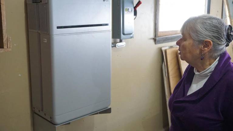 Julia Calderon’s battery is connected to hundreds of others in a network known as a virtual power plant. Photos by Colin Kinniburgh/New York Focus.