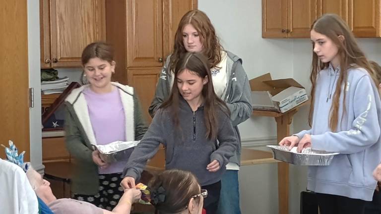 Students visit nursing home