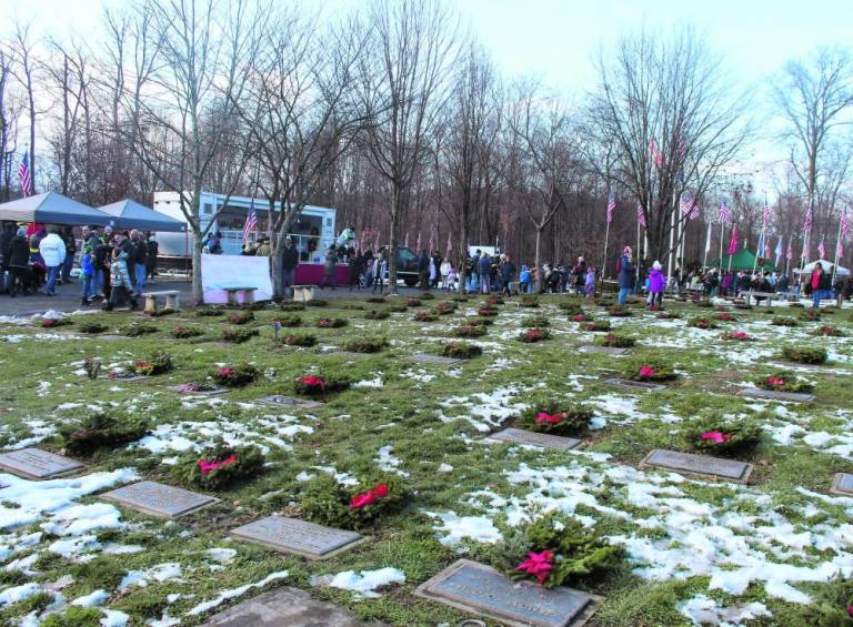 $!Wreaths Across America brings 200volunteers placing 3000 wreaths